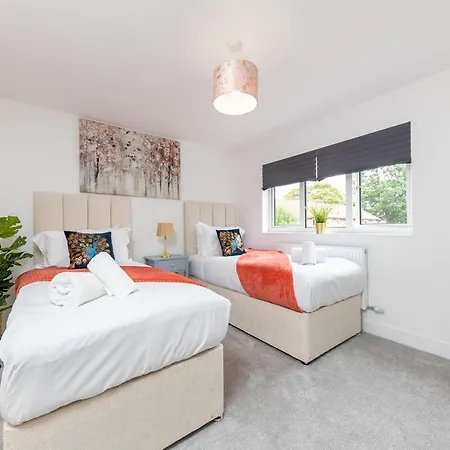 White Orchid Contractor's Haven: 3-Bed Stevenage Home with Free Parking Exterior photo
