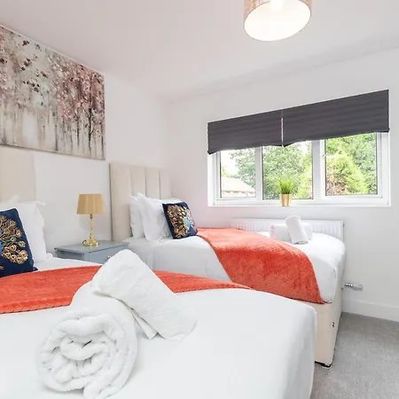 White Orchid Contractor's Haven: 3-Bed Stevenage Home with Free Parking Exterior photo