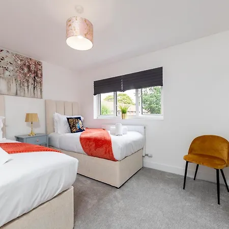 White Orchid Contractor's Haven: 3-Bed Stevenage Home with Free Parking Exterior photo