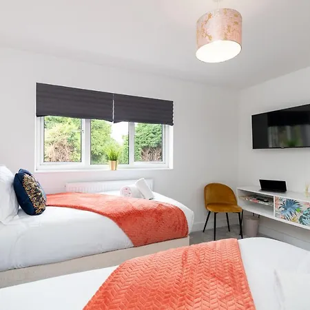 White Orchid Contractor's Haven: 3-Bed Stevenage Home with Free Parking Exterior photo