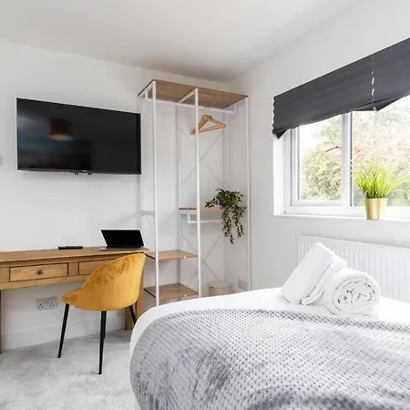 White Orchid Contractor's Haven: 3-Bed Stevenage Home with Free Parking Exterior photo