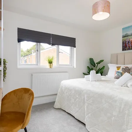 White Orchid Contractor's Haven: 3-Bed Stevenage Home with Free Parking Exterior photo