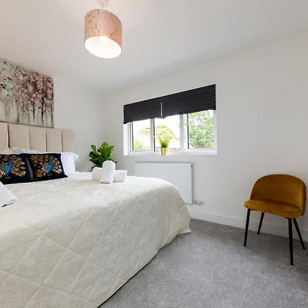 White Orchid Contractor's Haven: 3-Bed Stevenage Home with Free Parking Exterior photo