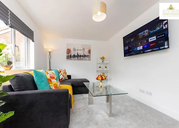 Contractors Accommodation 3Bed 2Bath House Free Off Street Parking For 2 Cars Wifi Stevenage Hertfordshire Self Catering Sleeps 6 Guests By White Orchid Property Relocation