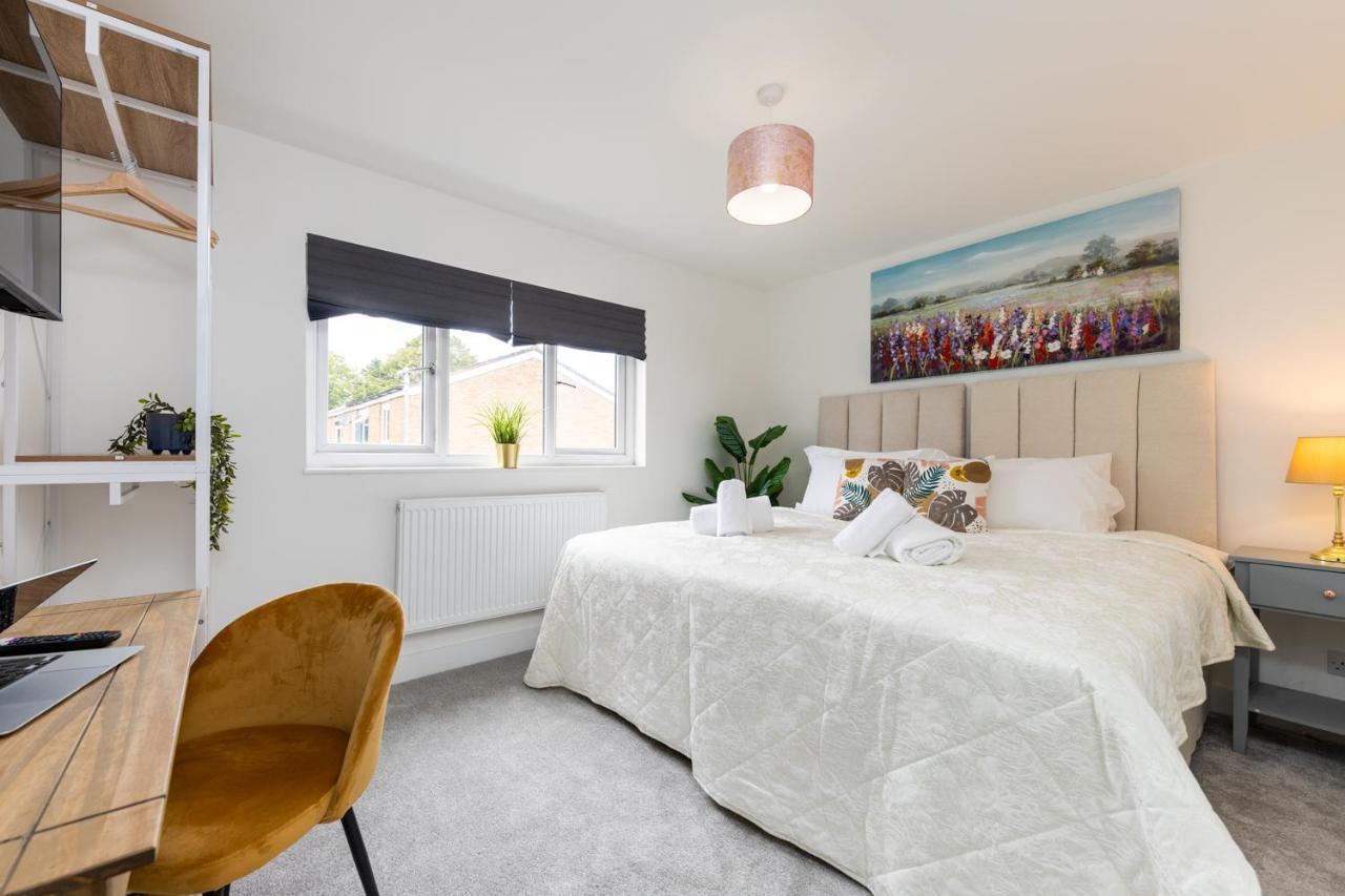 White Orchid Contractor's Haven: 3-bed With Free Parking * Stevenage