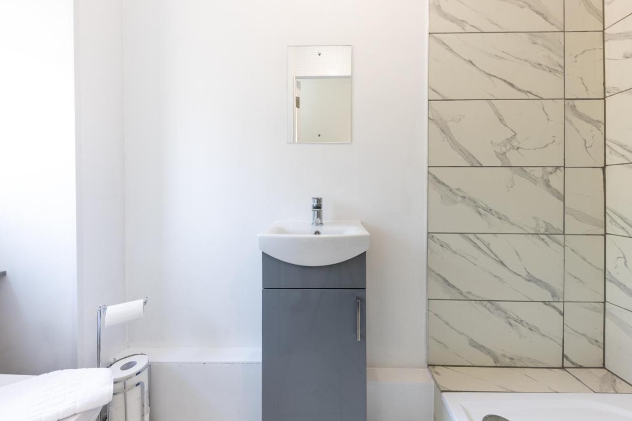 White Orchid Contractor's Haven: 3-bed With Free Parking Stevenage