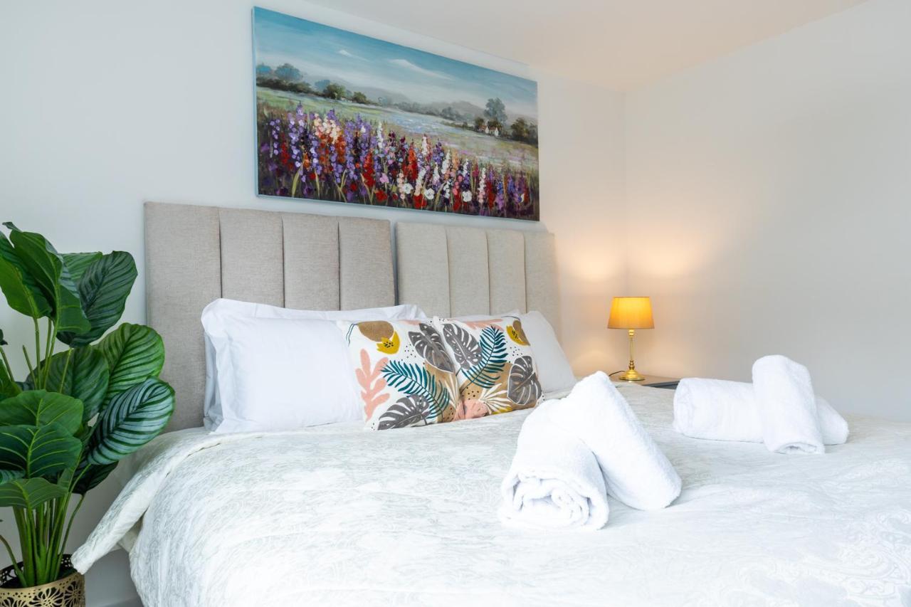 White Orchid Contractor's Haven: 3-bed With Free Parking Holiday home *