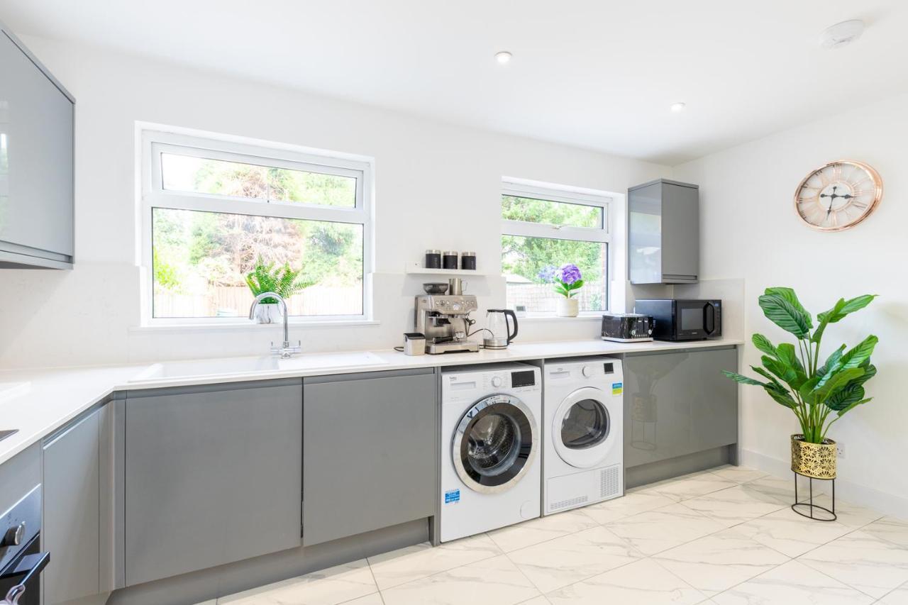 White Orchid Contractor's Haven: 3-bed With Free Parking Holiday home *