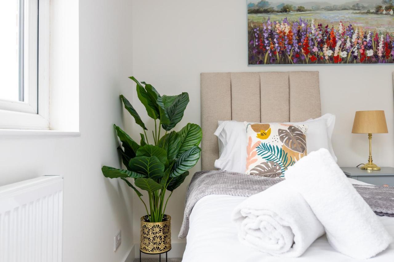White Orchid Contractor's Haven: 3-bed With Free Parking Holiday home Stevenage