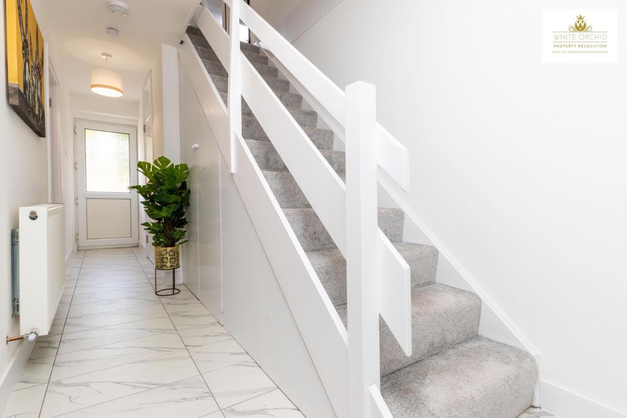 White Orchid Contractor's Haven: 3-bed With Free Parking Stevenage