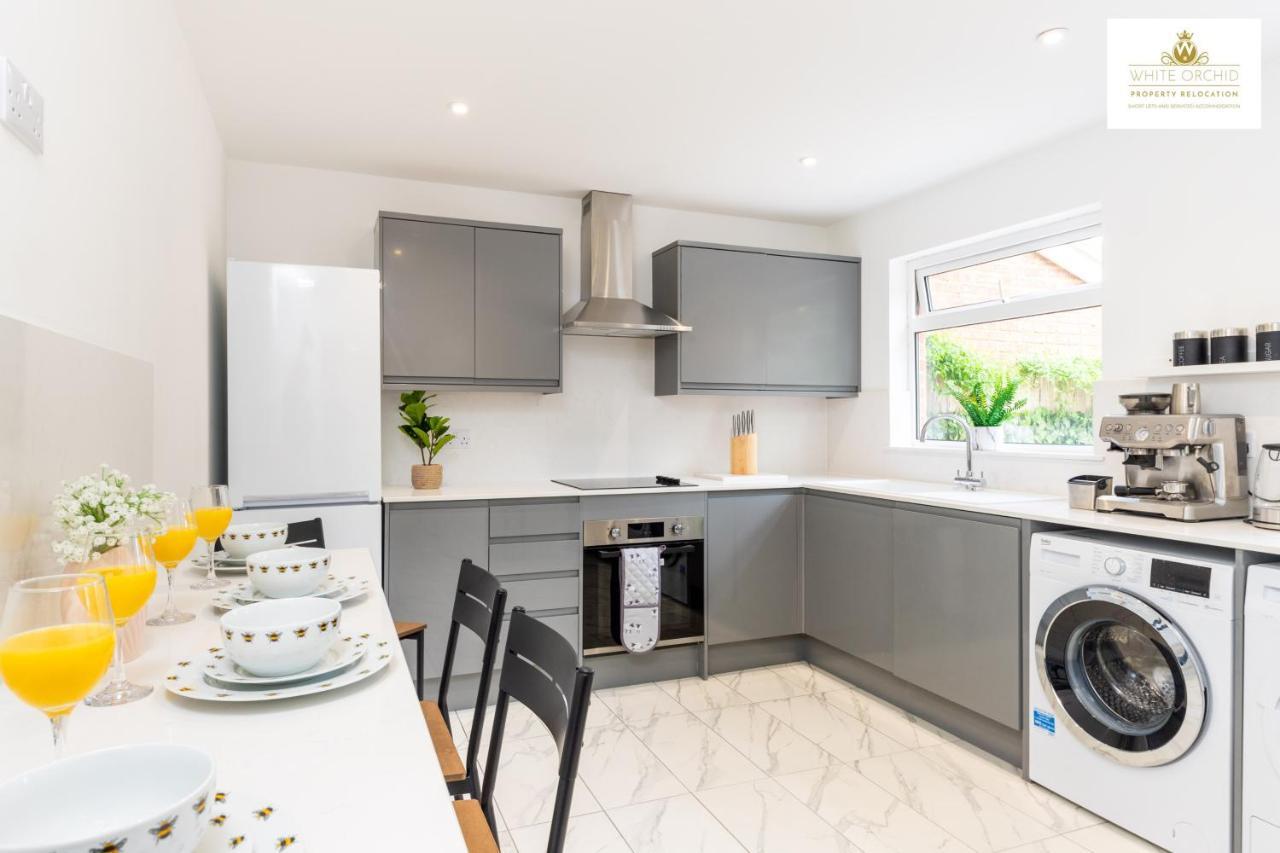 White Orchid Contractor's Haven: 3-bed With Free Parking Stevenage