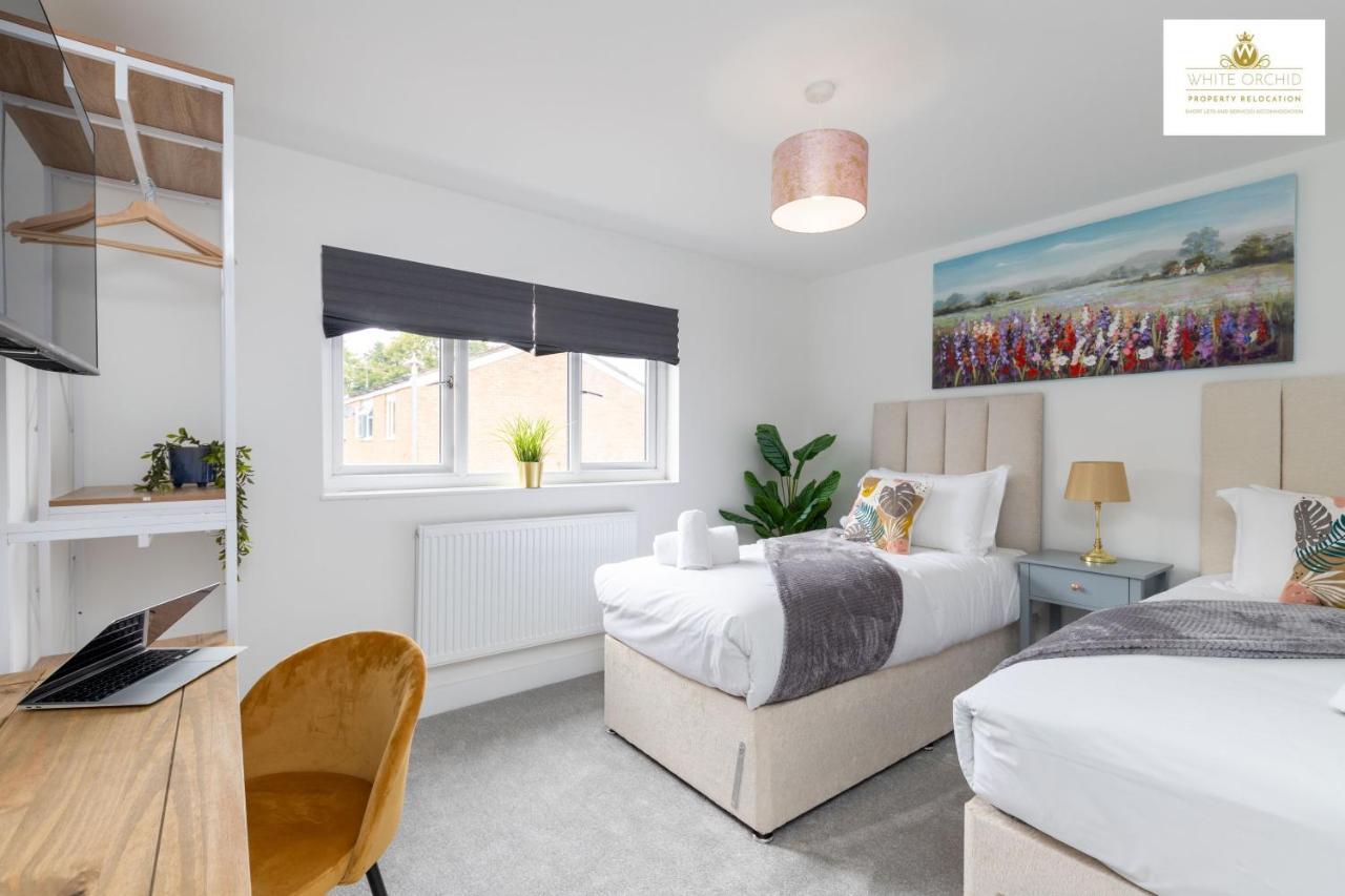 White Orchid Contractor's Haven: 3-bed With Free Parking *