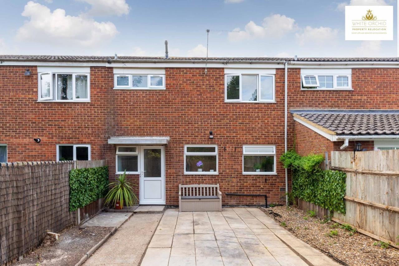 White Orchid Contractor's Haven: 3-bed With Free Parking Holiday home Stevenage