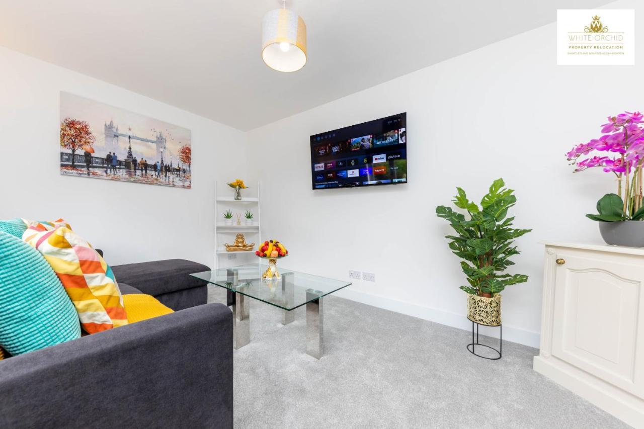 Holiday home White Orchid Contractor's Haven: 3-bed With Free Parking
