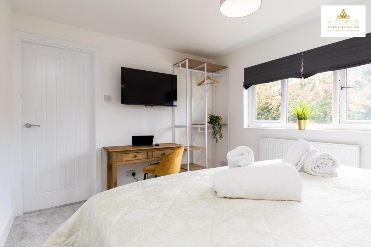 White Orchid Contractor's Haven: 3-bed With Free Parking * Stevenage