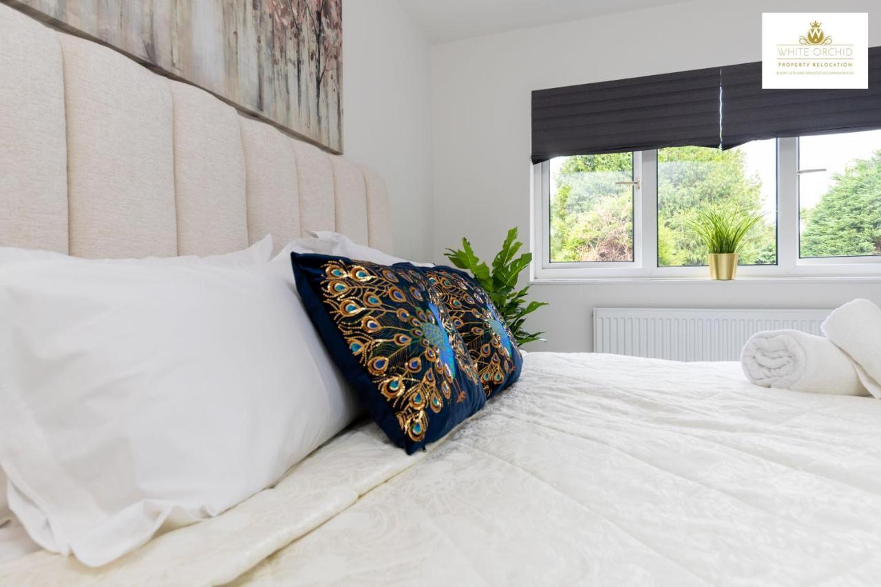White Orchid Contractor's Haven: 3-bed With Free Parking Holiday home Stevenage