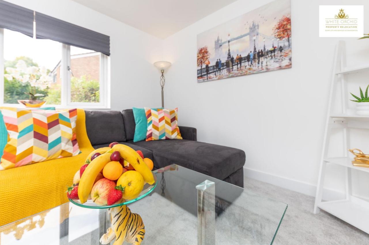 White Orchid Contractor's Haven: 3-bed With Free Parking