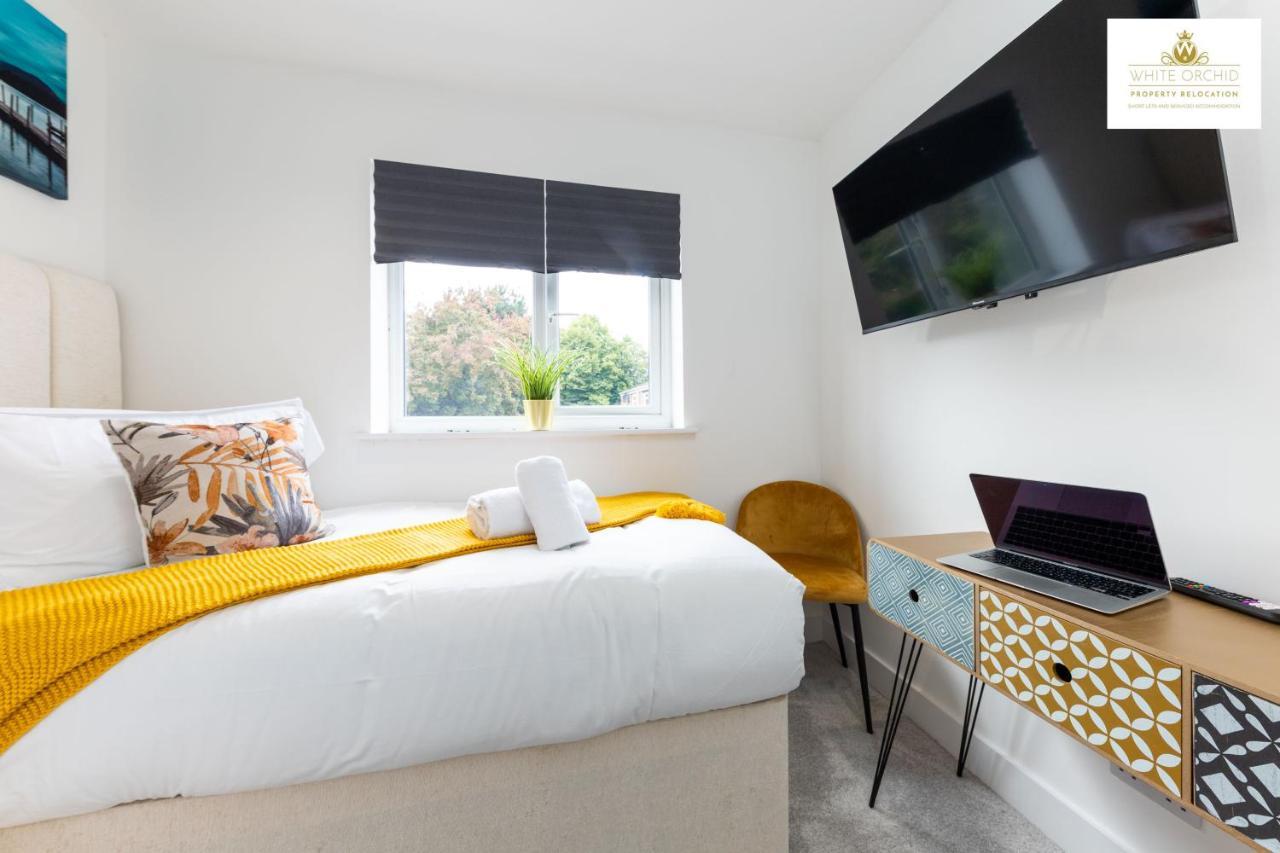 White Orchid Contractor's Haven: 3-bed With Free Parking