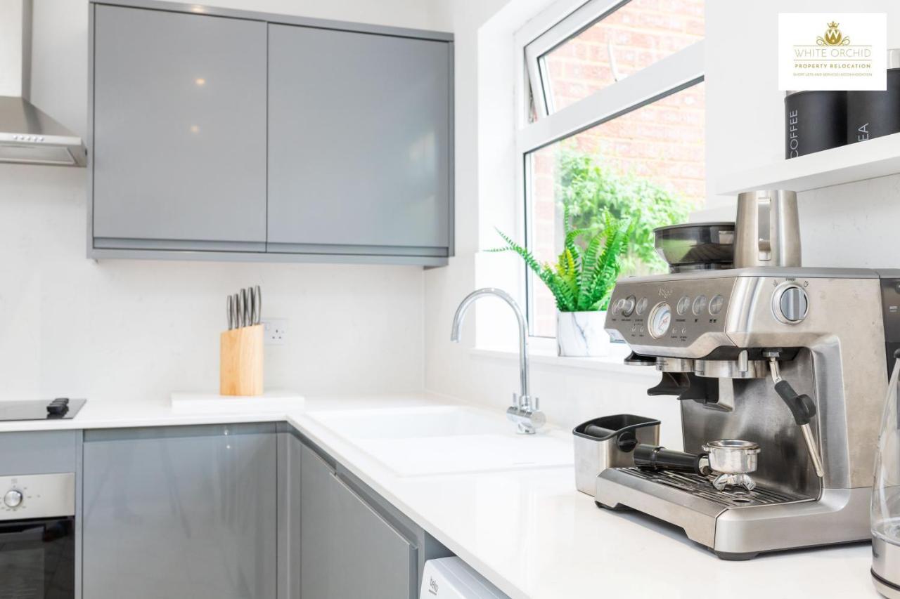 White Orchid Contractor's Haven: 3-bed With Free Parking Holiday home Stevenage
