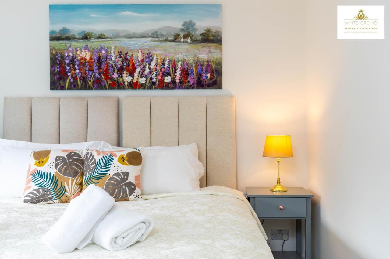 White Orchid Contractor's Haven: 3-bed With Free Parking Holiday home