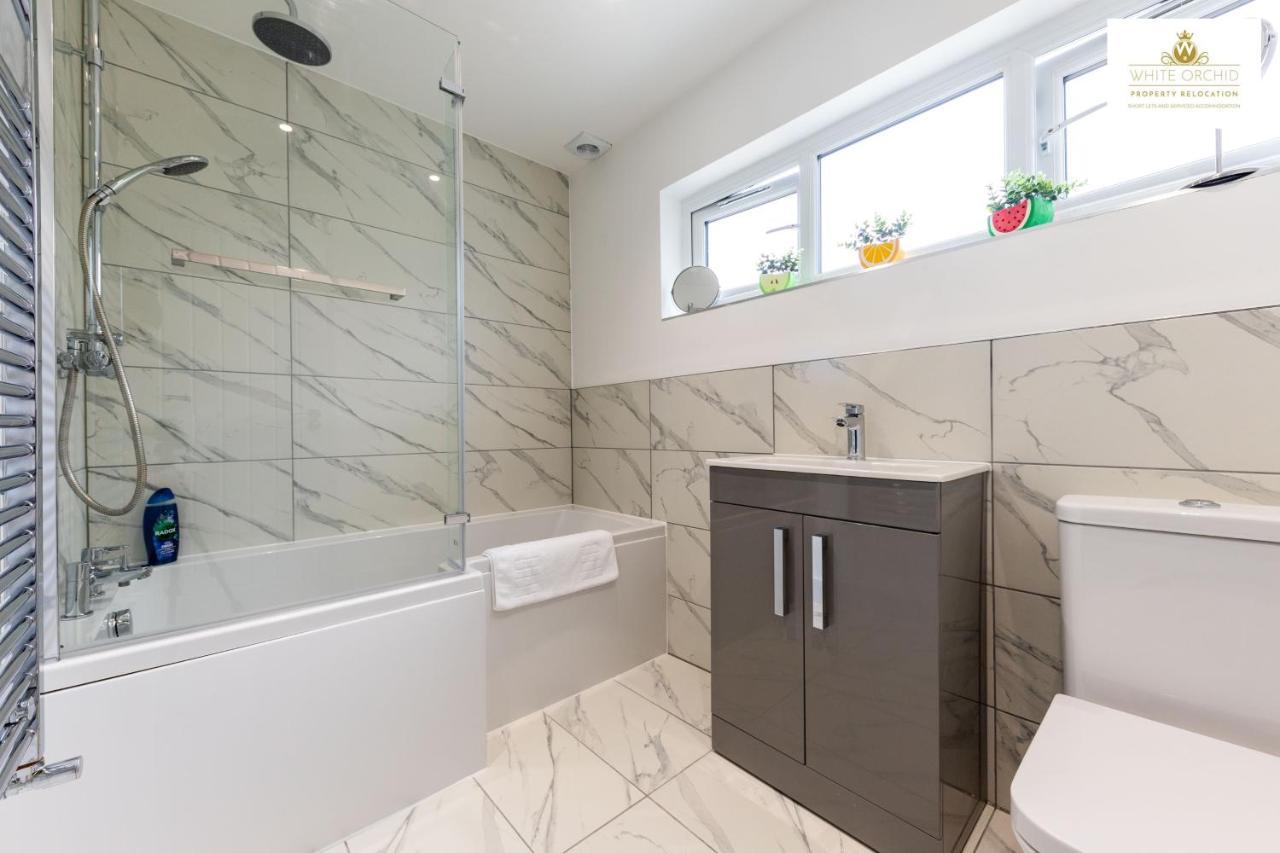 Holiday home White Orchid Contractor's Haven: 3-bed With Free Parking Stevenage