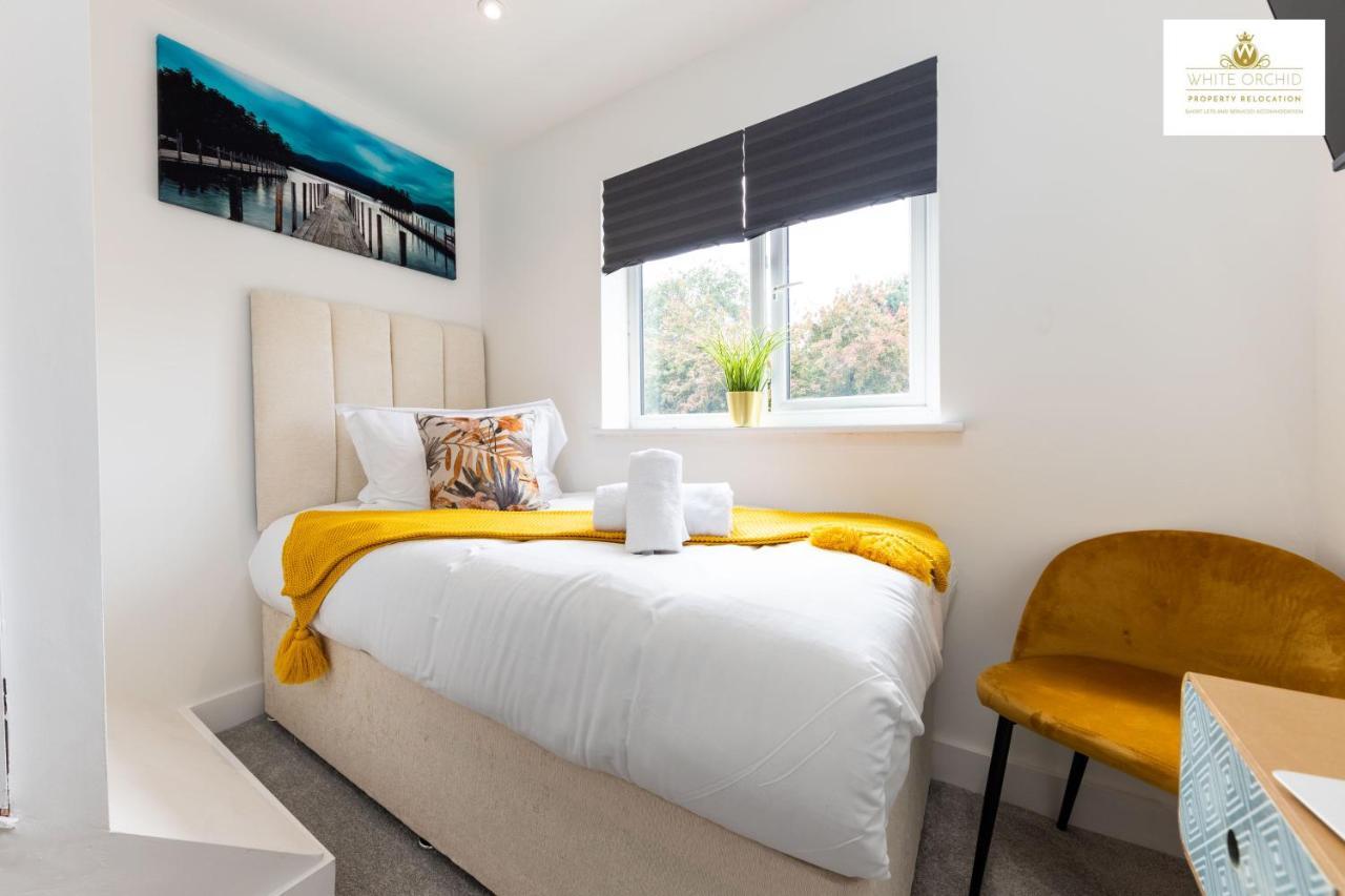 White Orchid Contractor's Haven: 3-bed With Free Parking * Stevenage