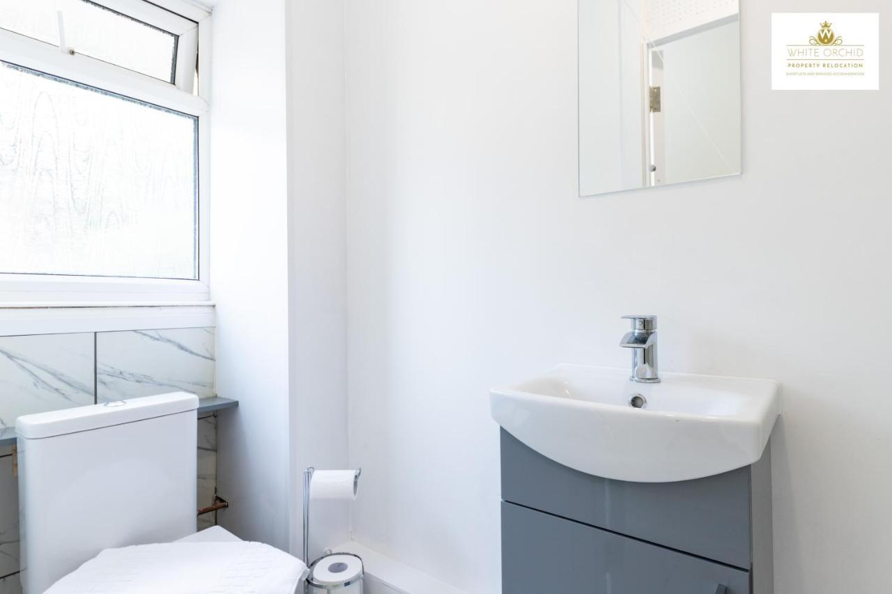 White Orchid Contractor's Haven: 3-bed With Free Parking *