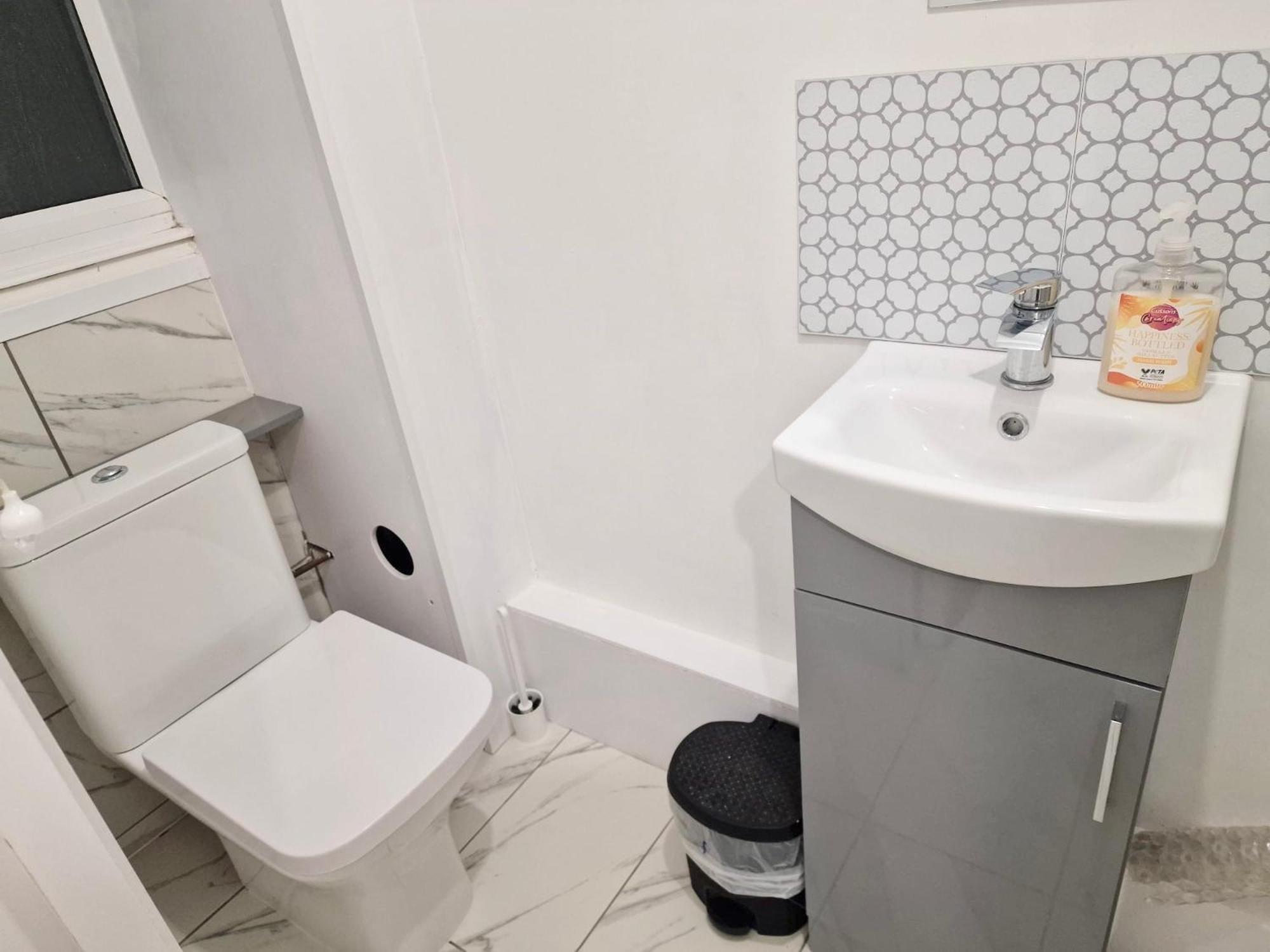 White Orchid Contractor's Haven: 3-bed With Free Parking Stevenage